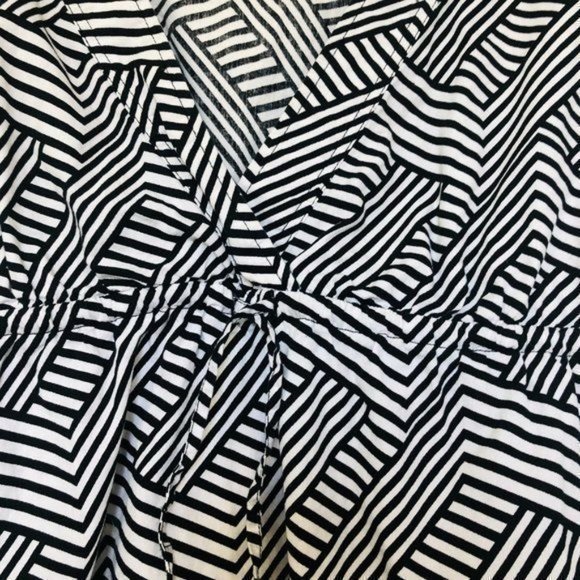 Volcom Black/White Capped SleeveTee/Blouse- Size Large - Picture 3 of 8